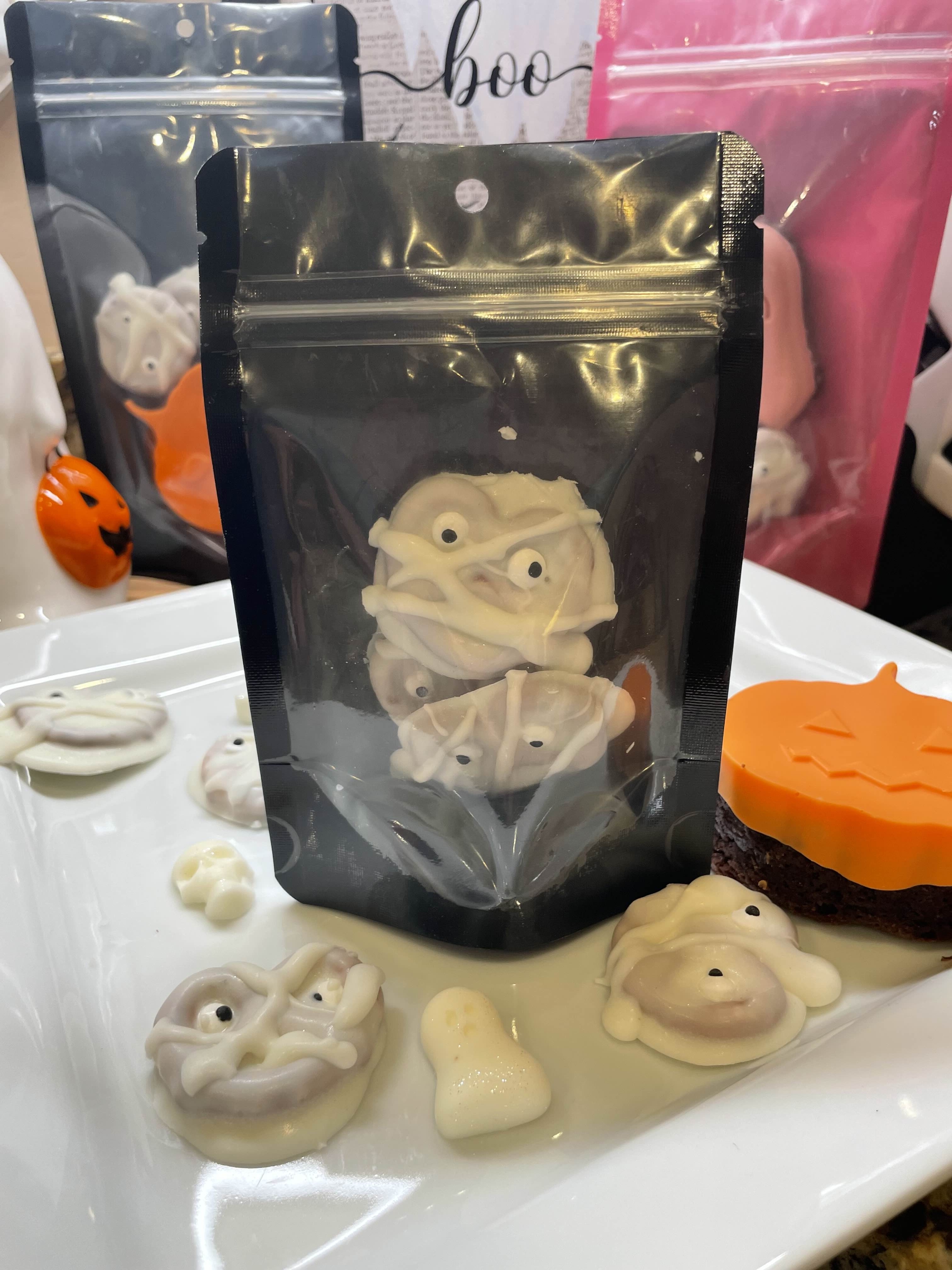 Mummy pretzels, dipped in chocolate, googe eyes, halloween treat, party favor